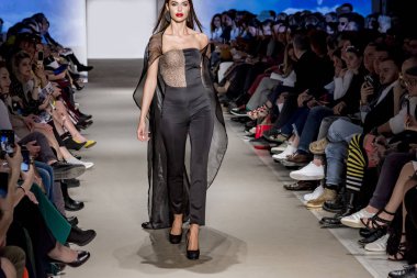 Atina, Yunanistan, 03/30/2018, podyum moda gösterisinde modelleri