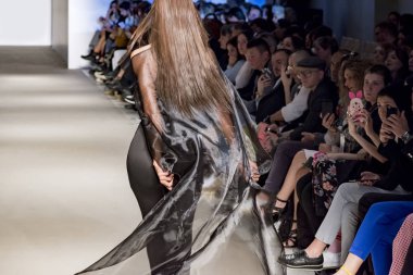 Atina, Yunanistan, 03/30/2018, podyum moda gösterisinde modelleri