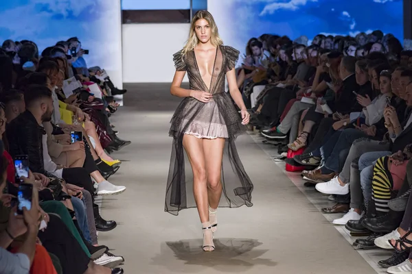 Atina, Yunanistan, 03/30/2018, podyum moda gösterisinde modelleri