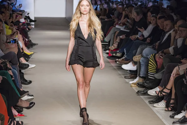 Atina, Yunanistan, 03/30/2018, podyum moda gösterisinde modelleri