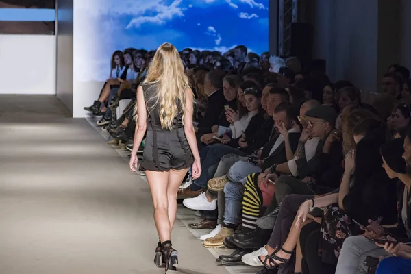 Atina, Yunanistan, 03/30/2018, podyum moda gösterisinde modelleri