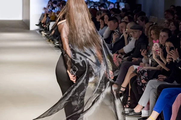 Atina, Yunanistan, 03/30/2018, podyum moda gösterisinde modelleri