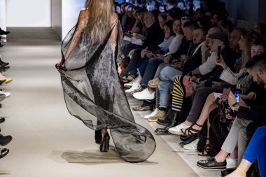 Atina, Yunanistan, 03/30/2018, podyum moda gösterisinde modelleri