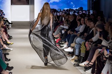 Atina, Yunanistan, 03/30/2018, podyum moda gösterisinde modelleri