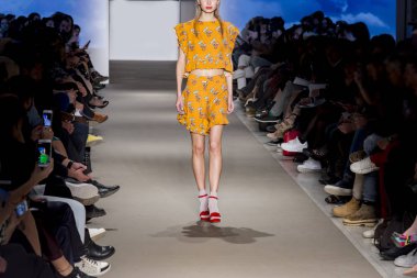 Atina, Yunanistan, 03/30/2018, podyum moda gösterisinde modelleri