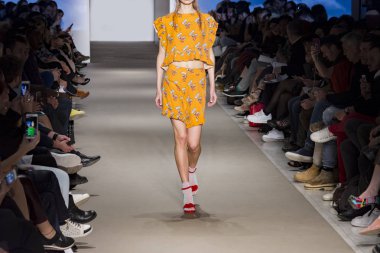 Atina, Yunanistan, 03/30/2018, podyum moda gösterisinde modelleri