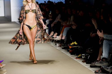 Atina, Yunanistan, 03/31/2018, mayo podyum bir moda gösterisinde modelleri