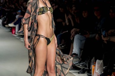 Atina, Yunanistan, 03/31/2018, mayo podyum bir moda gösterisinde modelleri