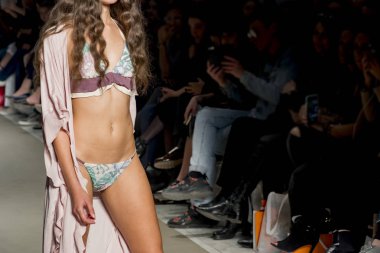 Atina, Yunanistan, 03/31/2018, mayo podyum bir moda gösterisinde modelleri