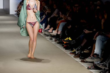 Atina, Yunanistan, 03/31/2018, mayo podyum bir moda gösterisinde modelleri