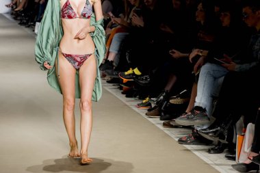 Atina, Yunanistan, 03/31/2018, mayo podyum bir moda gösterisinde modelleri