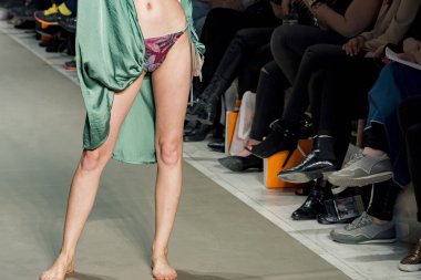 Atina, Yunanistan, 03/31/2018, mayo podyum bir moda gösterisinde modelleri