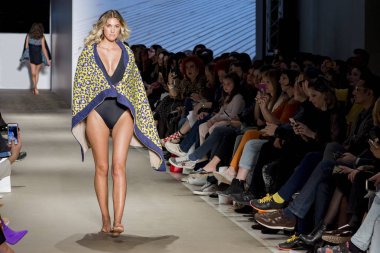 Atina, Yunanistan, 03/31/2018, mayo podyum bir moda gösterisinde modelleri