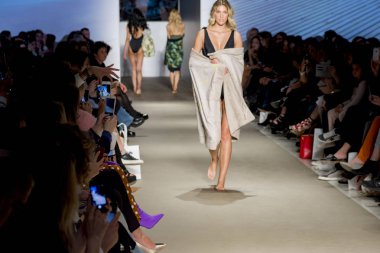 Atina, Yunanistan, 03/31/2018, mayo podyum bir moda gösterisinde modelleri