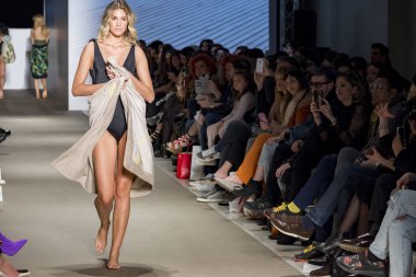 Atina, Yunanistan, 03/31/2018, mayo podyum bir moda gösterisinde modelleri