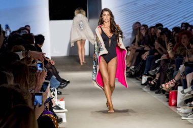 Atina, Yunanistan, 03/31/2018, mayo podyum bir moda gösterisinde modelleri