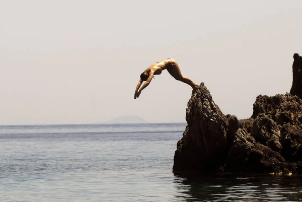 Frau Springt Von Einem Felsen Ins Meer — Stockfoto