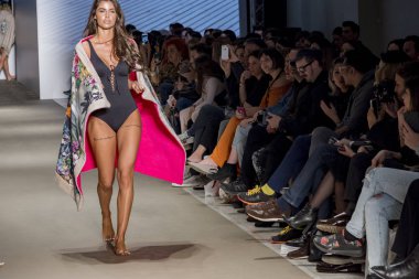 Atina, Yunanistan, 03/31/2018, mayo podyum bir moda gösterisinde modelleri