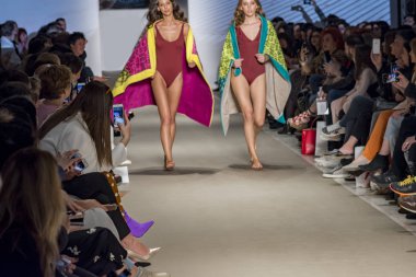 Atina, Yunanistan, 03/31/2018, mayo podyum bir moda gösterisinde modelleri