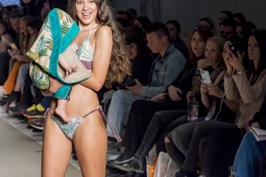 Atina, Yunanistan, 03/31/2018, mayo podyum bir moda gösterisinde modelleri