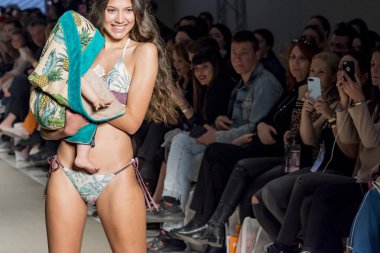 Atina, Yunanistan, 03/31/2018, mayo podyum bir moda gösterisinde modelleri