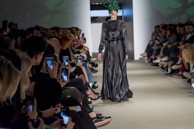 Atina, Yunanistan, 03/31/2018, podyum moda gösterisinde modelleri