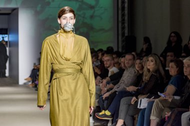 Atina, Yunanistan, 03/31/2018, podyum moda gösterisinde modelleri