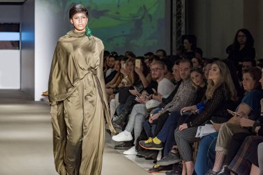 Atina, Yunanistan, 03/31/2018, podyum moda gösterisinde modelleri