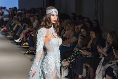 Atina, Yunanistan, 03/31/2018, kadın model podyum sırasında poz