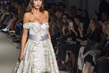 Atina, Yunanistan, 03/31/2018, kadın model podyum sırasında poz