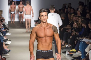 Atina, Yunanistan, 03/31/2018, erkek moda gösterisinde podyum modelleri