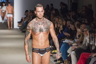 Atina, Yunanistan, 03/31/2018, moda erkek model catwalk göstermek