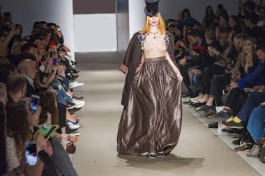 Atina, Yunanistan, 03/31/2018, podyum moda gösterisinde modelleri