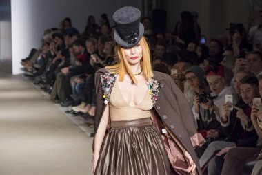 Atina, Yunanistan, 03/31/2018, kırmızı saçlı model moda gösterisinde poz