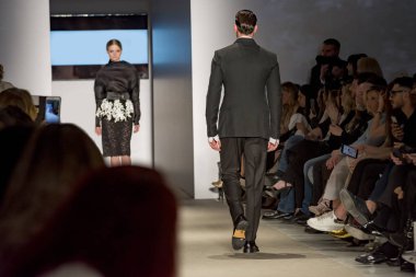 Atina, Yunanistan, 03/29/2018, bir moda podyum sırasında erkek model göster