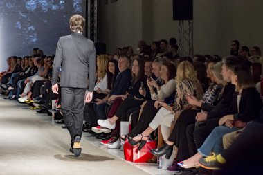 Atina, Yunanistan, 03/29/2018, bir moda podyum sırasında erkek model göster