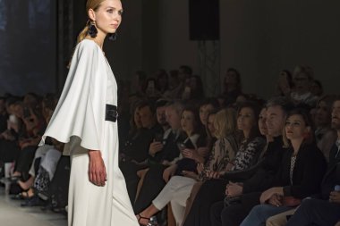 Atina, Yunanistan, 03/29/2018, podyum moda gösterisinde modelleri