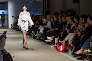 Atina, Yunanistan, 03/29/2018, podyum moda gösterisinde modelleri