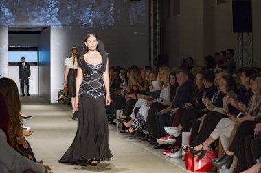 Atina, Yunanistan, 03/29/2018, podyum moda gösterisinde modelleri