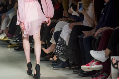 Atina, Yunanistan, 03/29/2018, moda gösterisinde bir modeli catwalk bacaklar