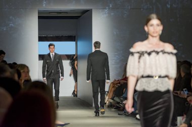 Atina, Yunanistan, 03/29/2018, bir moda podyum sırasında erkek model göster