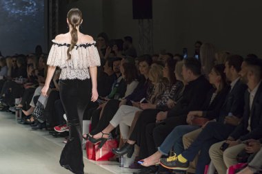 Atina, Yunanistan, 03/29/2018, podyum moda gösterisinde modelleri