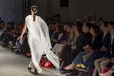 Atina, Yunanistan, 03/29/2018, podyum moda gösterisinde modelleri