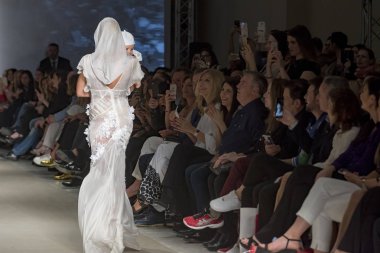 Atina, Yunanistan, 03/29/2018, sarışın model podyum defile sırasında bir bebek tutan