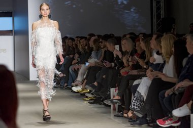 Atina, Yunanistan, 03/29/2018, podyum moda gösterisinde modelleri