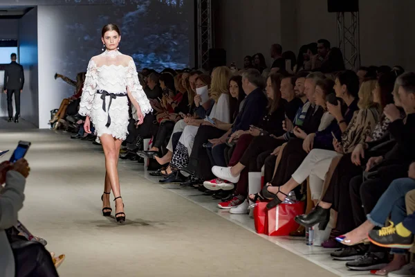 Atina, Yunanistan, 03/29/2018, podyum moda gösterisinde modelleri