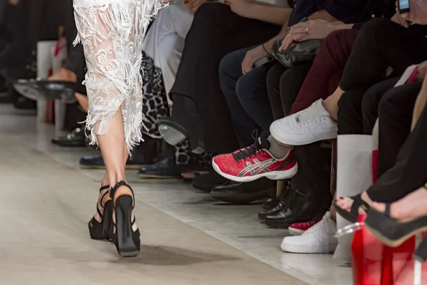 Atina, Yunanistan, 03/29/2018, moda gösterisinde bir modeli catwalk bacaklar