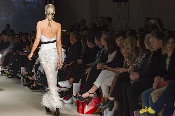 Atina, Yunanistan, 03/29/2018, podyum moda gösterisinde modelleri