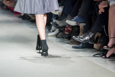 Atina, Yunanistan, 03/29/2018, moda gösterisinde bir modeli catwalk bacaklar