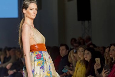 Atina, Yunanistan, 03/29/2018, kadın model podyum sırasında poz